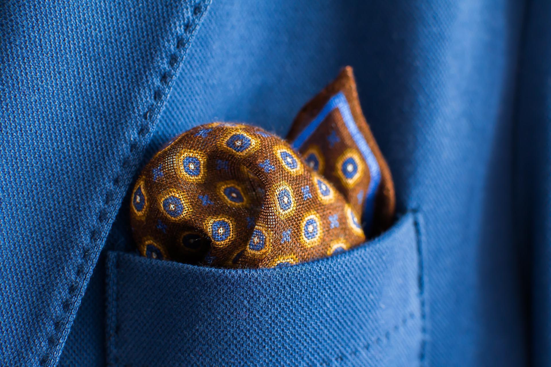 スーツにポケットチーフを挿す意味は？選ぶポイントや折り方も解説 - KASHINAVI(カシナビ) | オーダースーツのKASHIYAMA