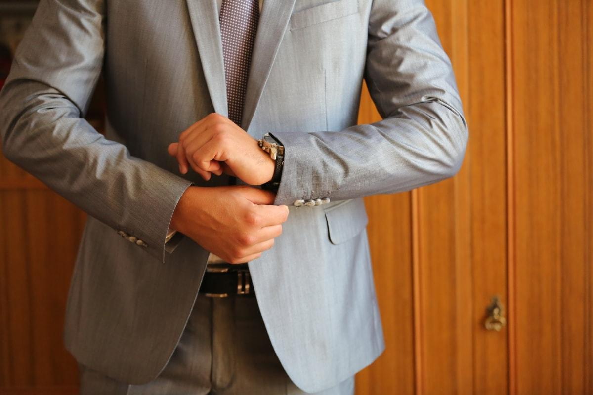 スーツのベルトの着こなしマナーと選び方。ビジネスの基本を押さえよう