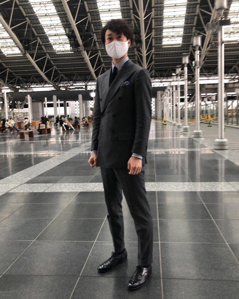 英国風の6つボタンのダブルスーツ オーダースーツのkashiyama