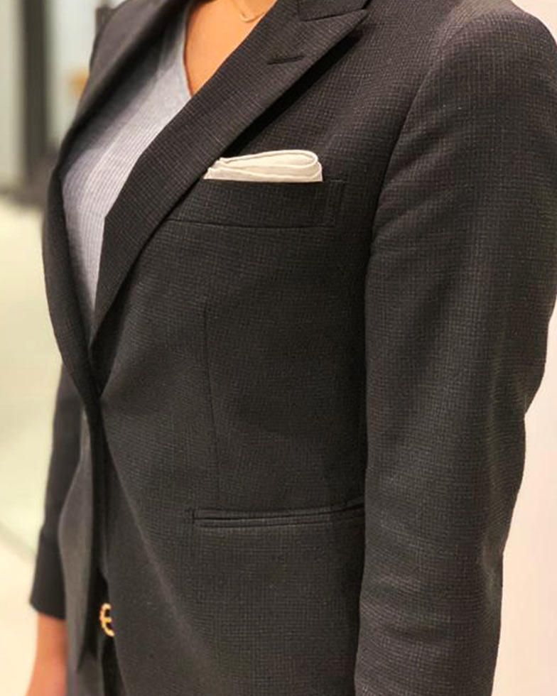 折り返し袖にショート着丈で 女性らしいスーツコーデ オーダースーツのkashiyama 折り返し袖にショート着丈で 女性らしいスーツコーデ オーダースーツのkashiyama